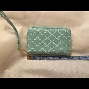 Women’s wristlet wallet